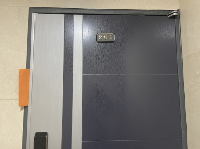 201호 출입문