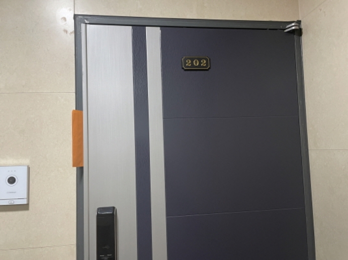 202호 출입문