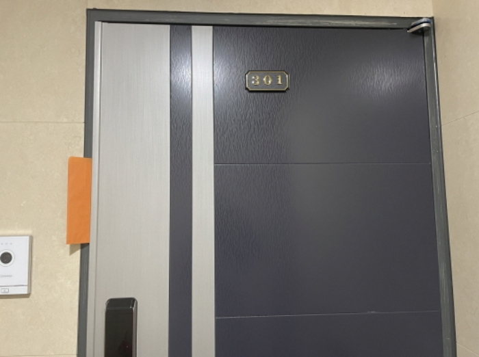 301호 출입문