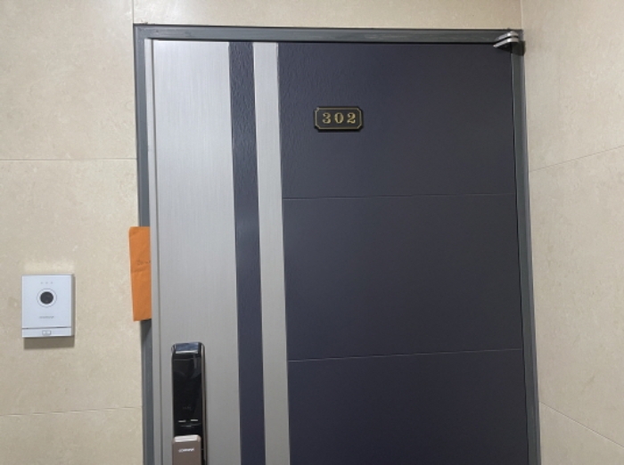 302호 출입문