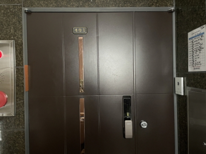 401호 출입문