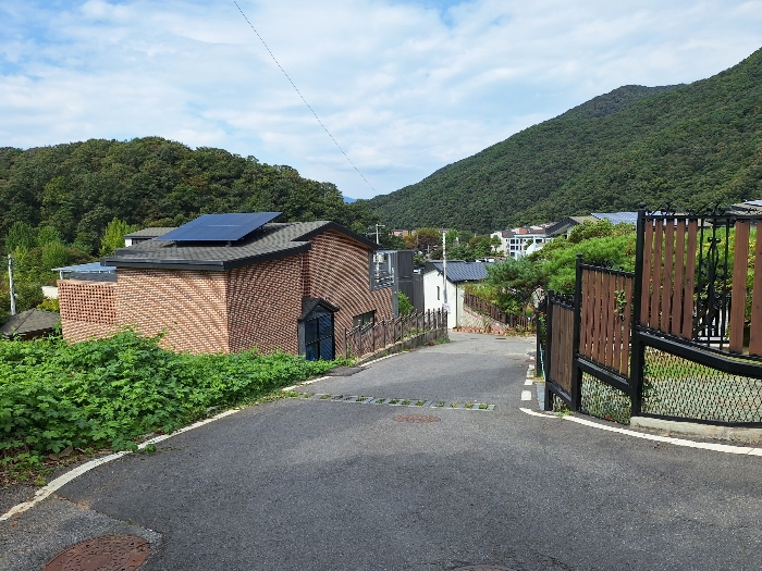 [일련번호 1,2 북동측 도로)(남측에서 촬영)]