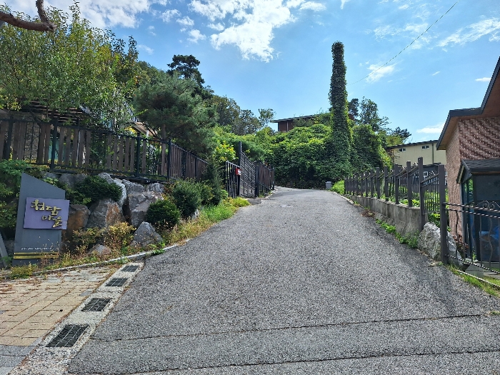 [일련번호 1,2 북동측 도로)(북측에서 촬영)]