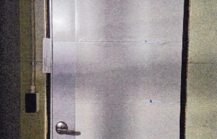 본 건(유치권 프랜카드가 걸려 있는 사무실 출입문에 끼워놓은 알림장)