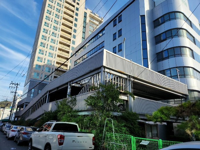 본건 후면부 전경
북서에서 남동측을 향하여 촬영