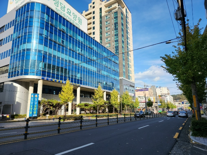 남측으로 접면한 광로의 전경 및 부근의 상황 등
서측에서 동측을 향하여 촬영