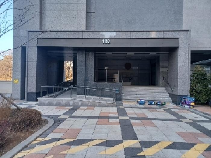 본건 에듀파트아파트 102동 2502호에 출입할수있는 1층공동출입구 앞쪽 현황사진