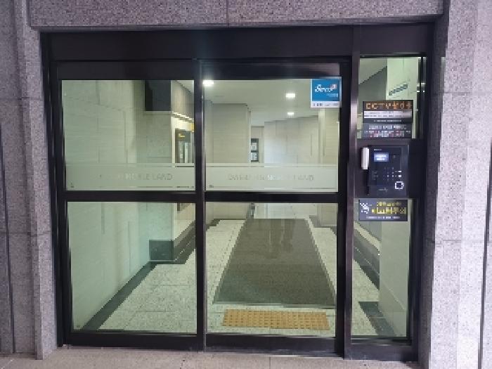 본건 에듀파트아파트 102동 2502호에 출입할수있는 1층 공동현관문 현황사진