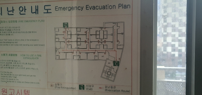 기호(9) 601호(원 고시텔) 피난안내도 표지판 전경