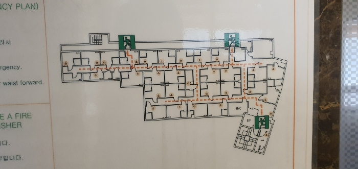 기호(8) 501호(원 고시텔) 피난안내도 표지판 전경
