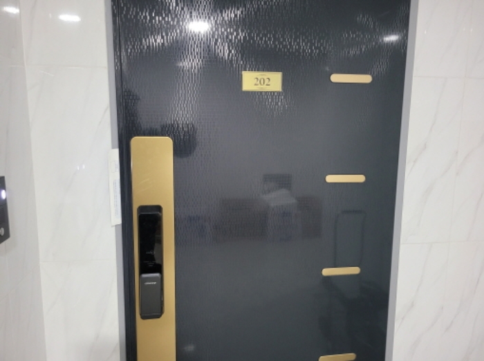 현관문(202호)