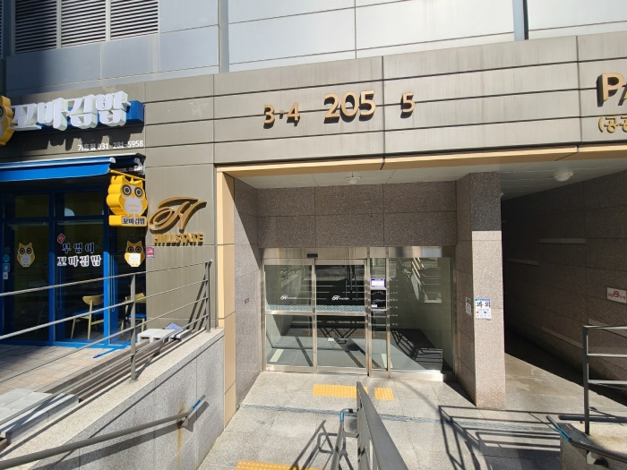 공동 출입문 전경