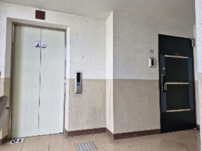 10층 전경 (왼쪽이 엘리베이터, 오른쪽이 1001호)