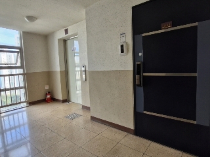 10층 전경 (왼쪽이 엘리베이터, 오른쪽이 1001호)