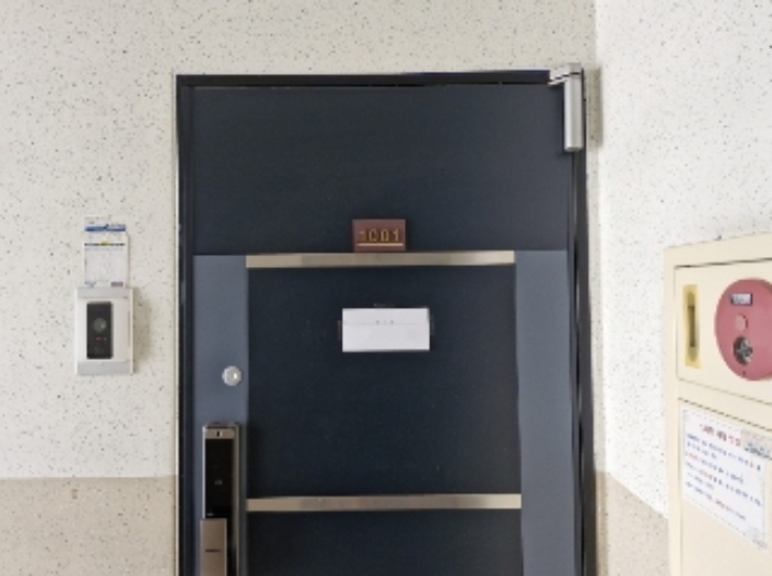 본건 1001호 출입문 (안내문 부착)