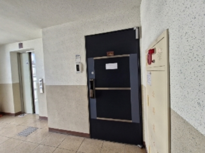 본건 1001호 출입문 (안내문 부착)