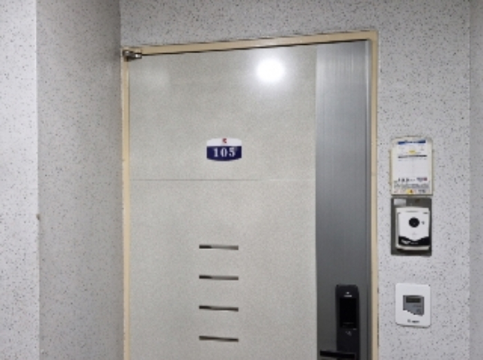 105호 출입문