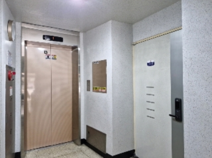 1층 엘리베이터 및 105호 출입문(오른쪽)