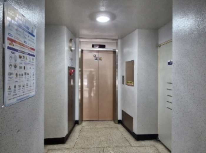 1층 엘리베이터 앞 (사진 오른쪽이 105호 출입문)