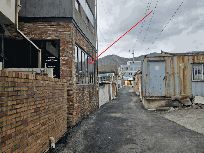 본건 인접도로 및 주위환경(남동측에서 촬영)