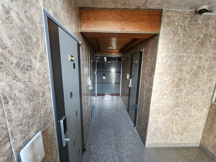 본 건 내 부 복 도