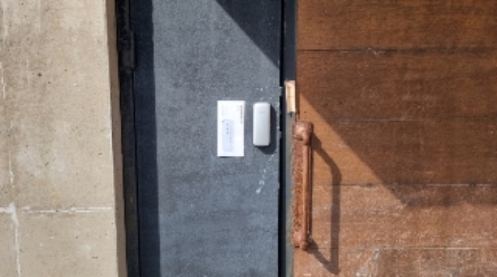 소재지2(월정1길 27, 가동) 제시 건물 현관문에 부착한 안내문