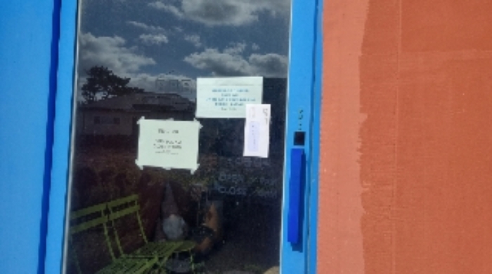 소재지3(월정1길 27, 나동) 제시 건물 출입문에 부착한 안내문