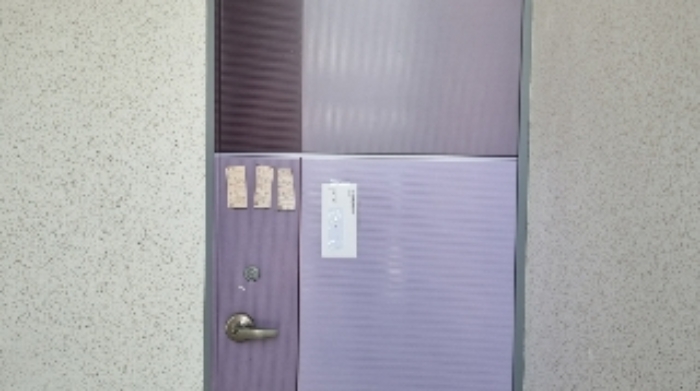 소재지2(보목동 1490-2) 제시 건물 2층 출입문에 부착한 안내문