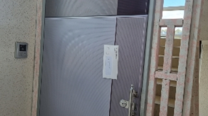 소재지2(보목동 1490-2) 제시 건물 3층 출입문에 부착한 안내문