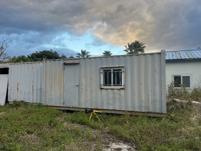 본건 지상 소재 이동식 컨테이너1동