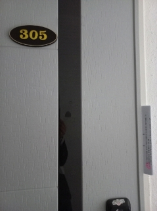 3층 305호 세대출입문