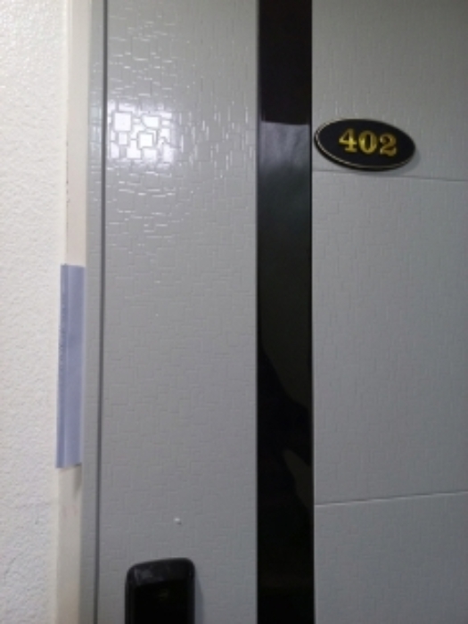 4층 402호 세대출입문