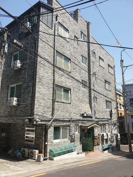 본건 건물 전경 (모서리 좌측 북서면, 중간 및 우측 남서면)