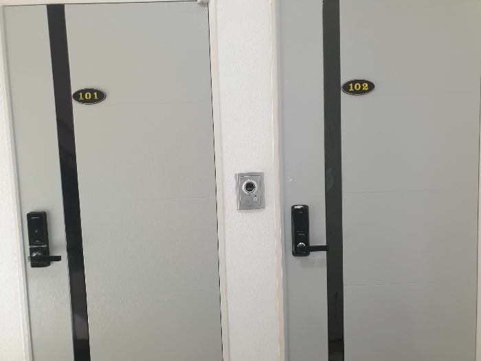 1층 101-102호 출입문 모습
