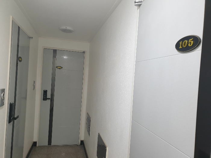 1층 105호 출입문 모습(우측)