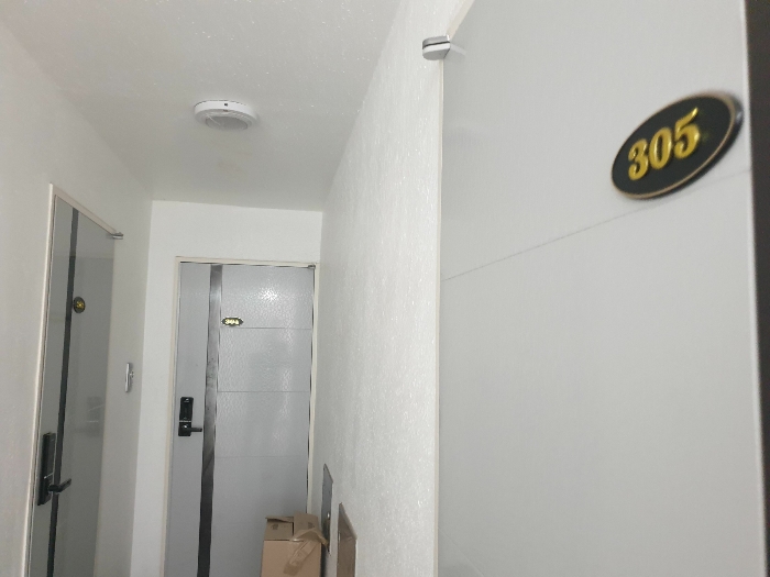 3층 303(좌측), 304(중앙), 305(우측) 출입문 모습