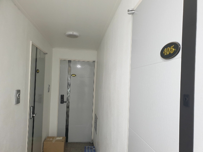 4층 403(좌측), 404(중앙), 405(우측) 출입문 모습