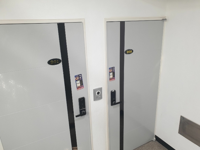 지1층 B01(좌측), B02(우측) 출입문 모습