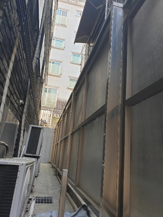 북동측 후면 인접 경계지 부근 모습
(좌측 건물 벽면, 우측 휀스)