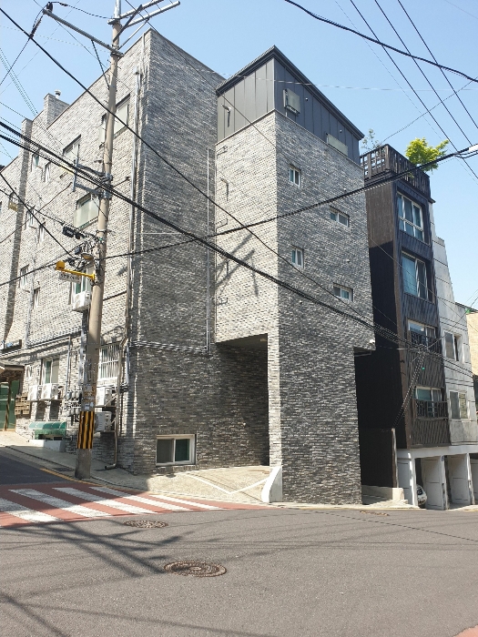 본건 남동측 벽면 모습
(상층부 샷시조 건물은 제시외건물㉠의 남동측 부분임)