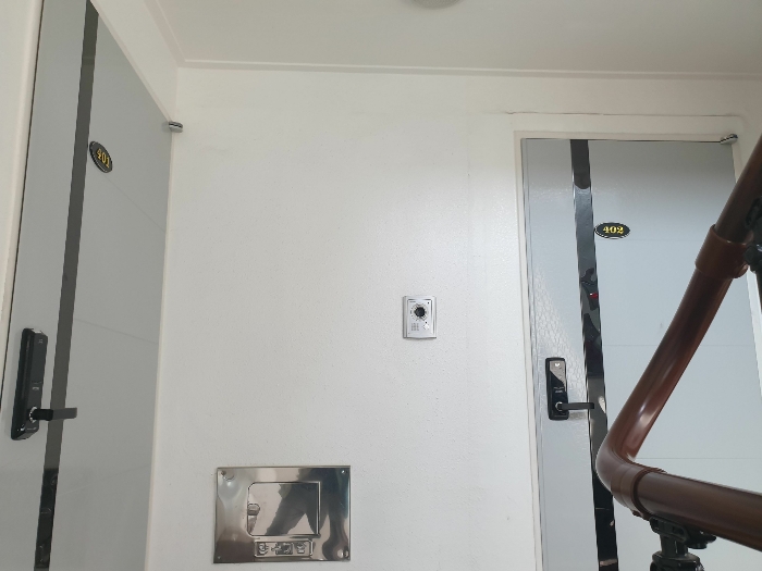 4층 401(좌측), 402(우측) 출입문 모습