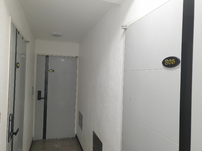 지1층 B03(좌측), B04(중앙), B05(우측) 출입문 모습