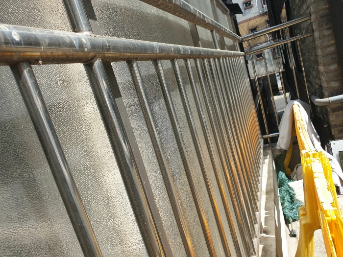 북서측 인접 경계지 부근 모습
(알미늄파이프조 난간 및 시야가림판)