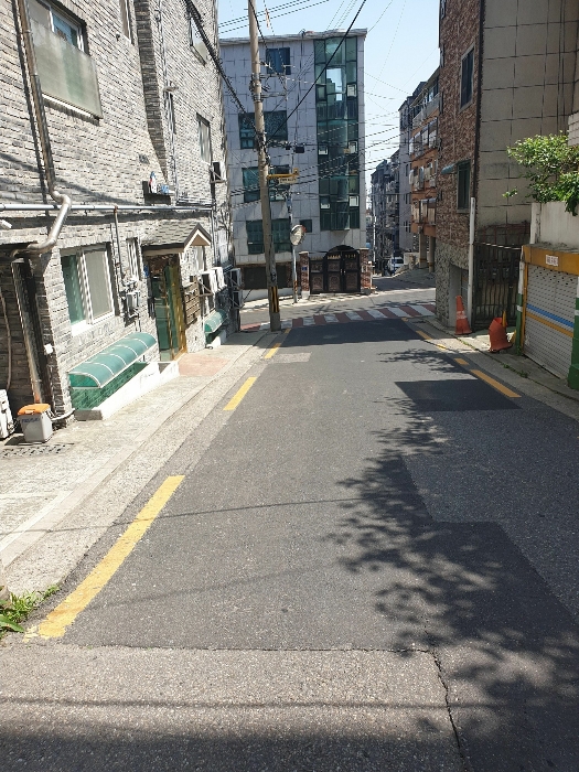 남서측 인접 도로변 모습
(좌측이 본건 건물)