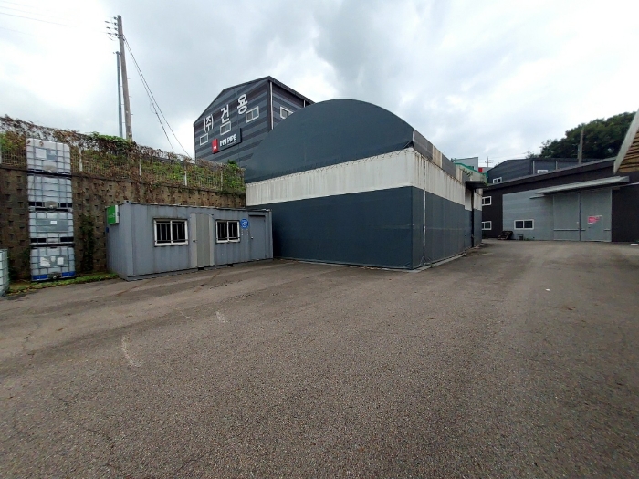 제시외(ㄱ):파이프조 천막지붕(창고) 및 이동식 컨테이너박스 1동