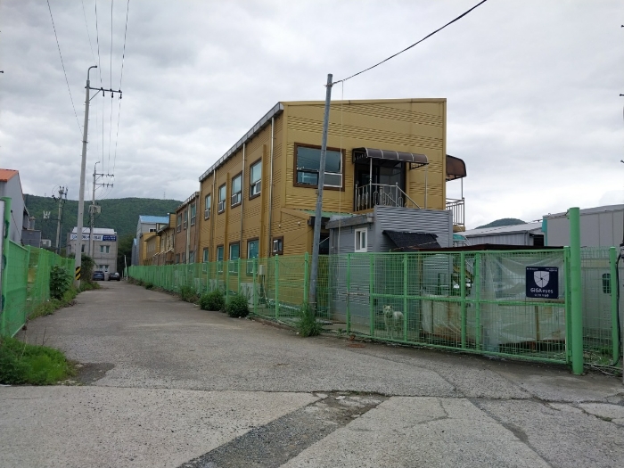 남서측에서 본 공장 전경