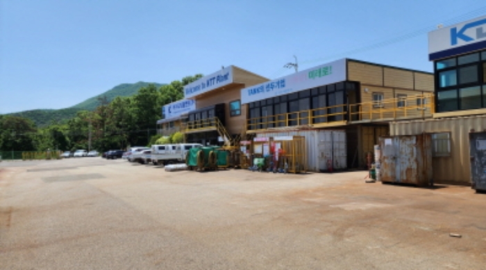 부동산의 표시 10, 12, 13 및 제시외 알미늄조 2층 현관 및 계단.