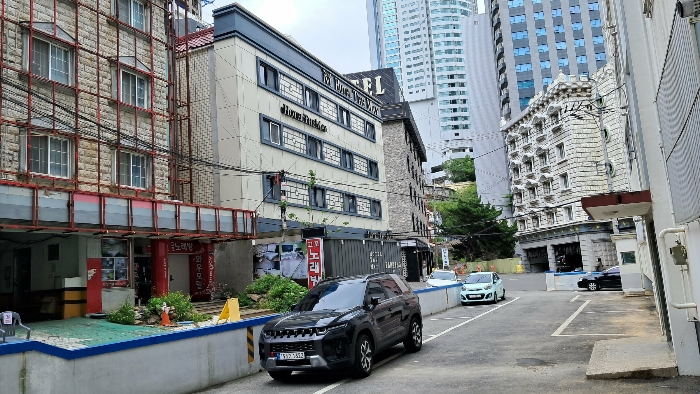 남서측에서 촬영