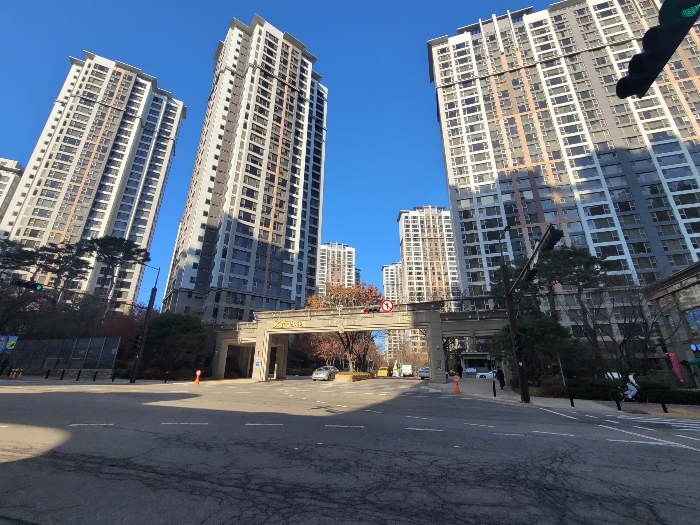 본건 소재 단지 정문