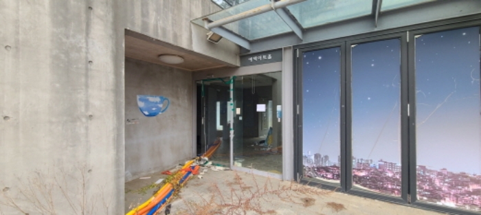 목록 2 건물 1층 출입구 전경(안내문 부착)